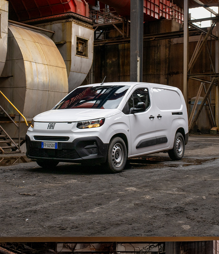 Fiat Doblo Cargo încărcând într-o hală industrială